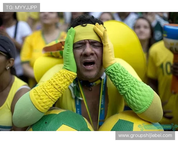 世界杯球迷的疯狂行为:他们在现场点燃了激情的火焰,展现出无与伦比的热情与狂热 世界杯球迷的疯狂行为:他们在现场点燃了激情的火焰,展现出无与伦比的热情与狂热